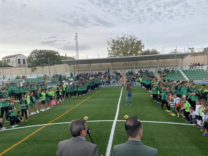 El presidente de la Diputación de Granada, José Entrena, y el alcalde de Pulianas, José Antonio Carranza, en el remozado campo de fútbol del municipio granadino.