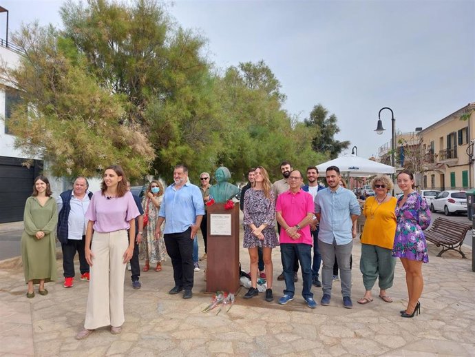 Lucía Muñoz, candidata a primarias de Podemos para la alcaldía de Palma, junto al resto de su equipo, presentado este sábado en El Molinar.