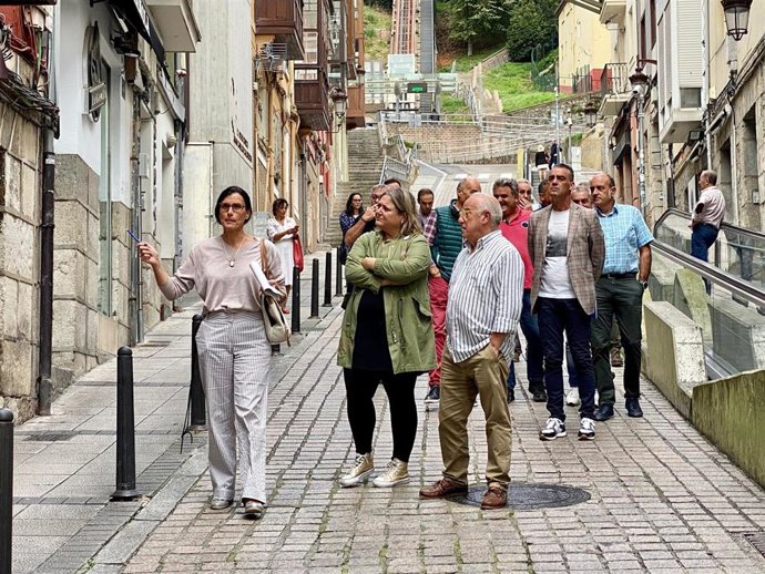 La alcaldesa de Santander, Gema Igual, visita el Río de la Pila acompañada por la concejala Lorena Gutiérrez, la brigada de barrios y vecinos de la zona para analizar posibles medidas para la zona