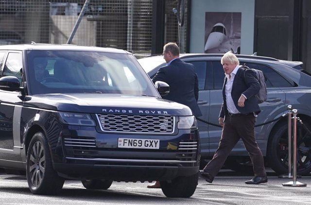 El ex primer ministro Boris Johnson en el Aeropuerto de Gatwick de Londres a su llegada de República Dominicana