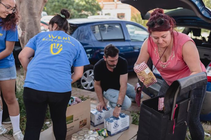 Reparto de alimentos y ropa de la ONG Inpavi