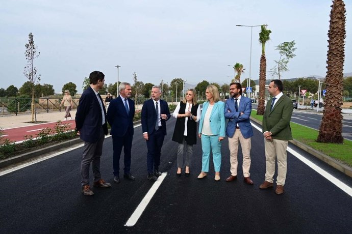 La consejera de Fomento, Marifrán Carazo, en el centro de la imagen , acompañada de la alcaldesa de Motril, Luisa García Chamorro, en la inauguración de la primera fase de la circunvalación sur del municipio.
