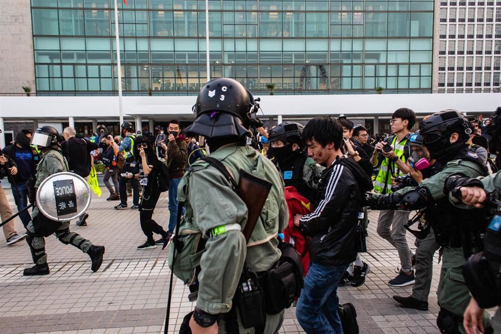 Archivo - Agentes antidisturbios durante una protesta en Hong Kong en una imagen de archivo