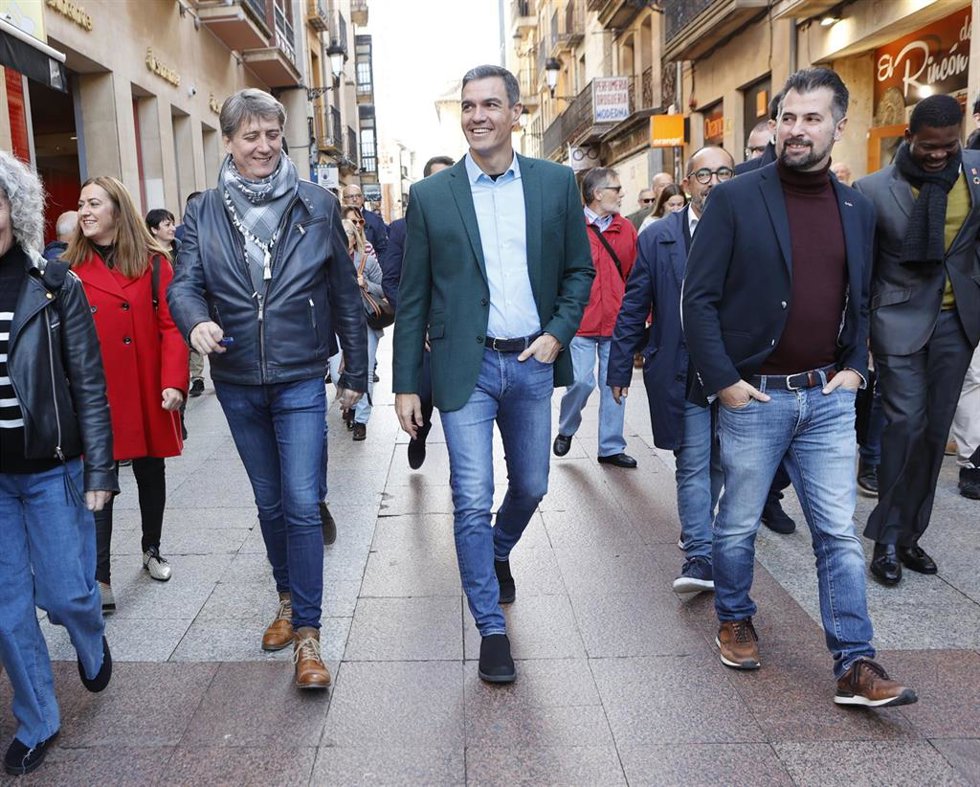 El presidente del Gobierno y secretario general del PSOE, Pedro Sánchez (c), llega a un acto público junto al secretario general del PSOE de Castilla y León, Luis Tudanca (d), en Espacio Cultural la Alameda, a 22 de octubre, en Soria, Castilla y León