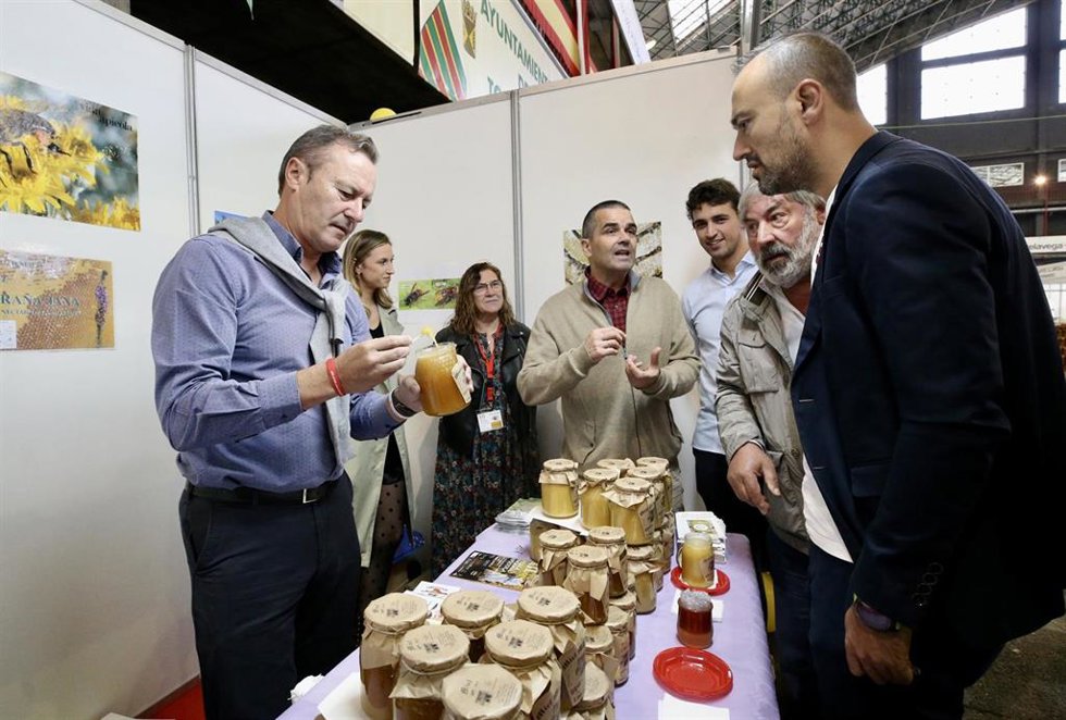 El consejero de Desarrollo Rural y Alimentación, Guillermo Blanco, y el alcalde de Torrelavega, Javier López Estrada, entre otros, en la Feria Nacional Apícola de Cantabria, que se celebra este fin de semana en Torrelavega