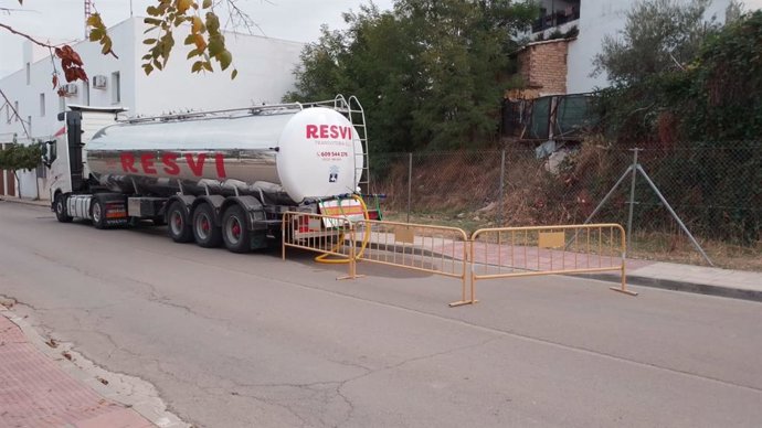 El camión cisterna se ha ubicado en la avenida Molino Lugar de Casariche, en Sevilla.