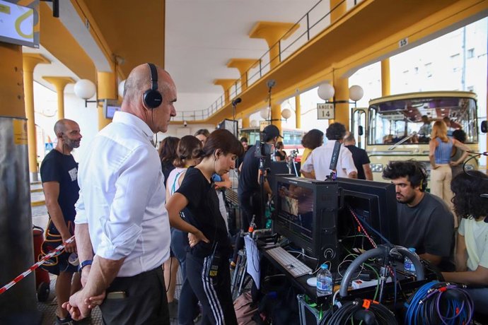 El alcalde de Sevilla, Antonio Muñoz, en el rodaje de 'Te estoy amando locamente'.