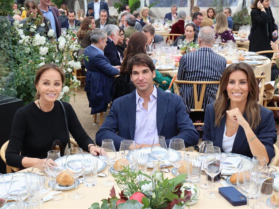 Isabel Preysler, Cayetano Rivera y Ana Boyer durante la celebración de la Cátedra Vargas Llosa