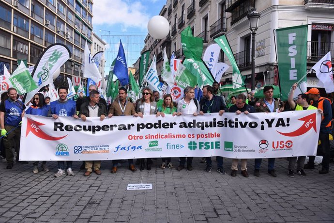 Varias personas se manifiestan durante una marcha que va desde la Puerta del Sol hacia la Plaza del Reina Sofía, a 22 de octubre de 2022, en Madrid (España). Los sindicatos independientes ANPE, CCP, FASGA, FETICO, FINE, FSIE, SATSE, SLT y USO han convoc