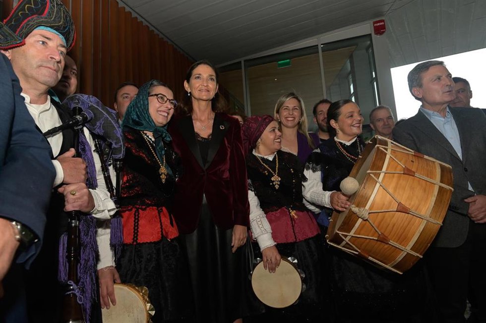 La ministra de Industria, Comercio y Turismo, Reyes Maroto, junto a un grupo musical de muñeiras, en la inauguración del Parador Costa da Morte, a 21 de octubre de 2022, en Muxía, A Coruña