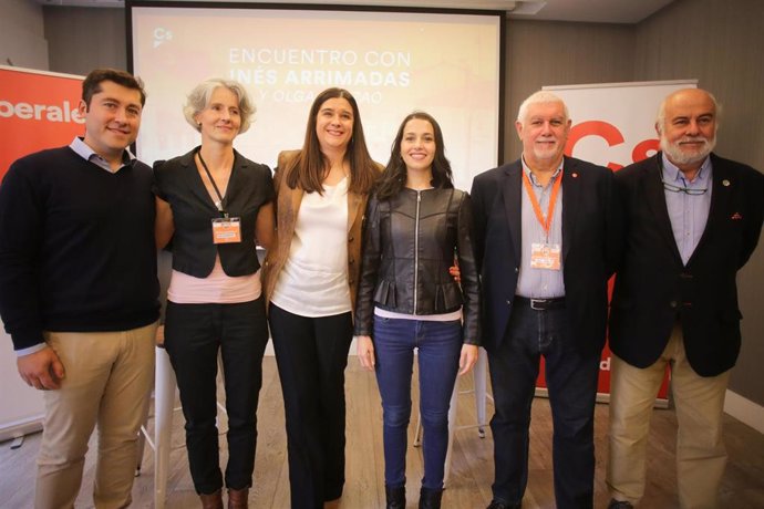 A Presidenta nacional de Cidadáns, Ines Arrimadas, visita a cidade xunto aos concelleiros Olga Louzao e Juan Vidal e mantén un encontro coa militancia no Hotel Mendez Nuñez.