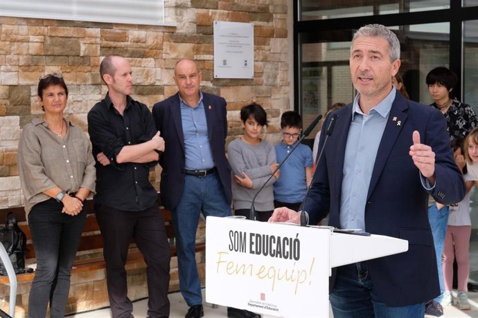 El conseller de Educación de la Generalitat Josep González-Cambray en la inauguración del nuevo edificio del instituto escuela la Agulla de El Catllar (Tarragona)