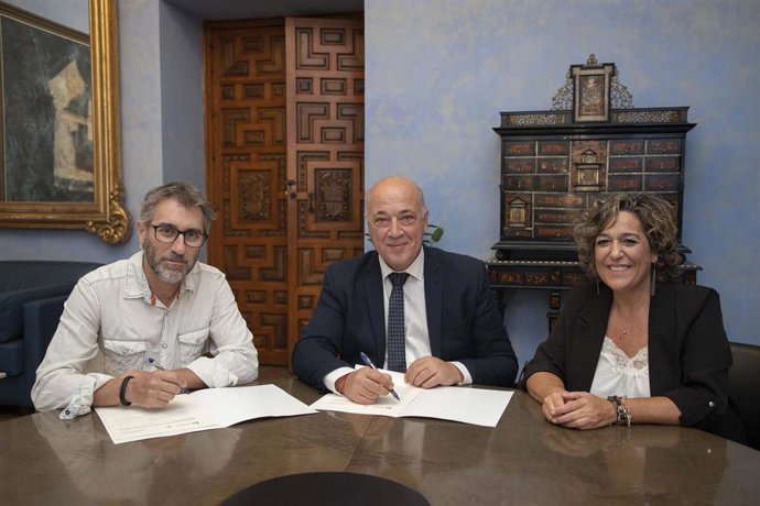 Firma de un convenio de colaboración entre la Diputación de Córdoba y la Asociación Record