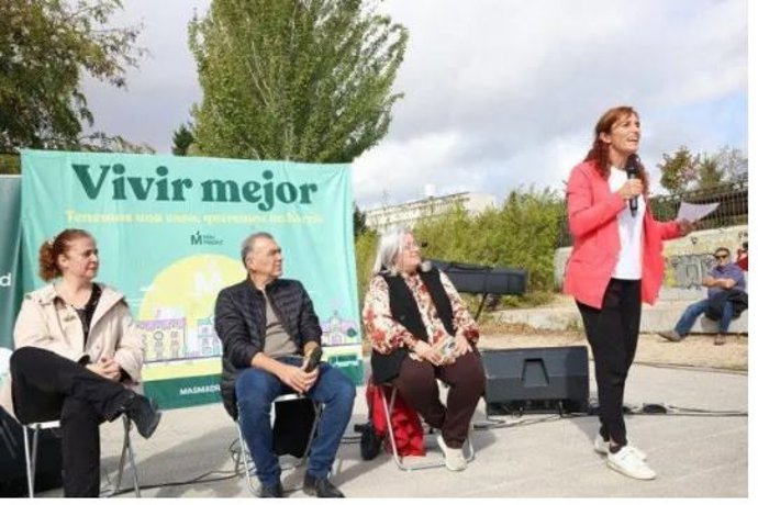 La Portavoz De Más Madrid En La Asamblea, Mónica García, La Diputada Autonómica, Alicia Torija, Y La Concejala En El Ayuntamiento De Madrid, Esther Gómez,  En La Plaza De Salvador Allende En Carabanchel