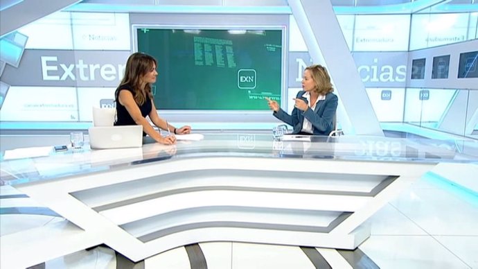 La vicpresidenta primera del Gobierno, Nadia Calviño, es entrevistada en Canal Extremadura Televisión.