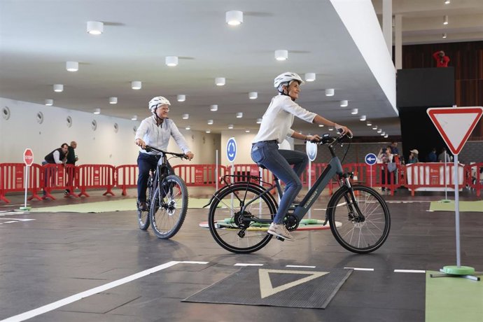 La presidenta del Gobierno de Navarra, María Chivite, y el consejero de Cohesión Territorial, Bernardo Ciriza, realizan el circuito de la la jornada '¡biciactívate!'