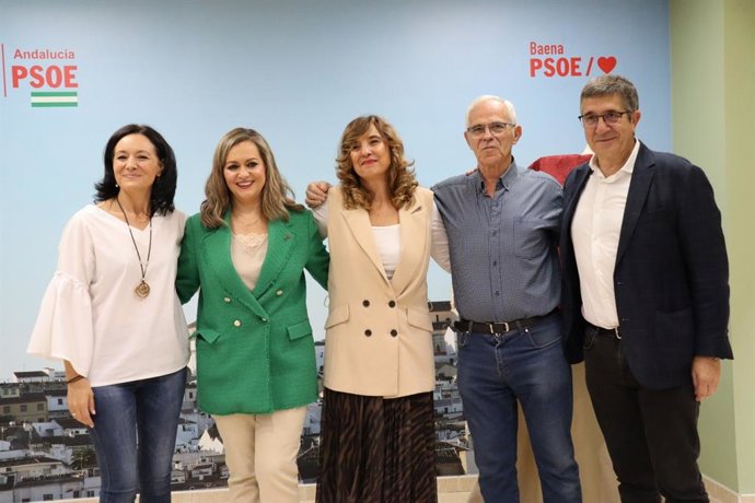 En el acto del PSOE de Baena, han participado Rafi Crespín (primera por la izquierda), secretaria general del PSOE de Córdoba; María Jesús Serrano, secretaria del PSOE de Baena, y Patxi López (primero por la derecha), portavoz del PSOE en el Congreso.
