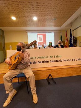 Presentación del poemario 'Ojos de luna y luvia', amenizado con un concierto de guitarra.