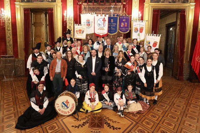 La consejera de Relaciones Ciudadanas, Ana Ollo, con representantes de las Casas Regionales de Navarra