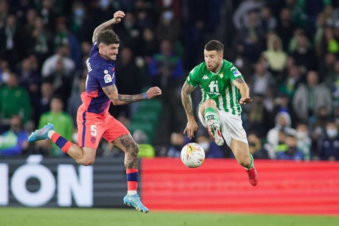 Archivo - Rodrigo De Paul y Aitor Ruibal en el Real Betis-Atlético de Madrid del pasado curso