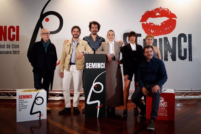 De izda a dcha: Juan José Millás, Paco León, Félix Viscarret, Leonor Watling, Susana Abaitua, Alex Brendemühl y María Romanillos durante la presentación en Seminci de 'No mires a los ojos'.