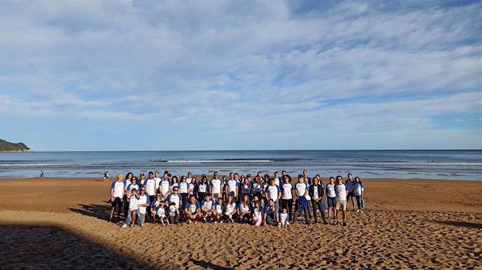 Voluntarios de Bankoa ABANCA limpian de residuos la playa de Zarautz.