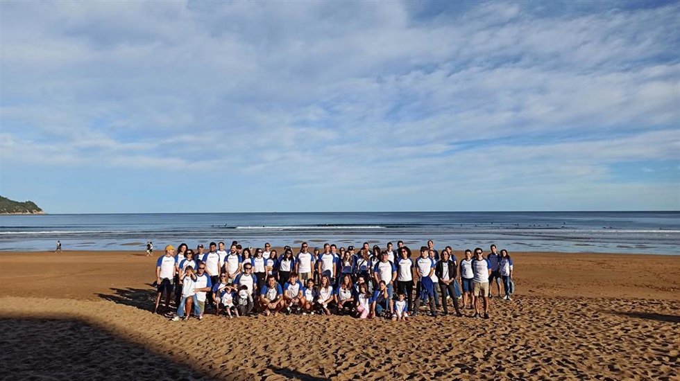 Voluntarios de Bankoa ABANCA limpian de residuos la playa de Zarautz.