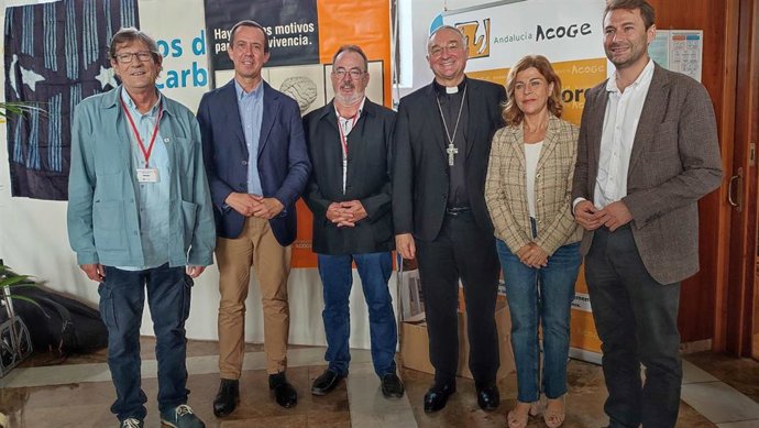 El subdelegado del Gobierno en Almería, José María Martín; el obispo de Almería, Monseñor Antonio Gómez Cantero, y responsables de Almería Acoge en la XXXI asamblea de la Federación Andalucía Acoge.