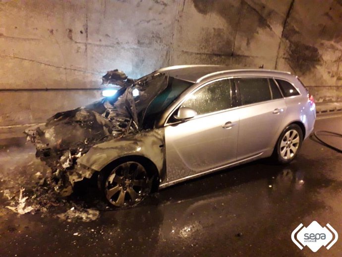 Coche incendiado en Riaño.