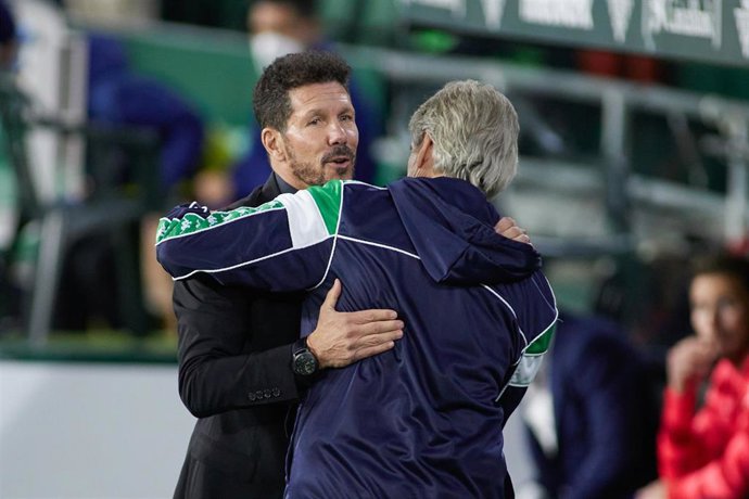 Archivo - Diego Pablo Simeone y Manuel Pellegrini se saludan en un Real Betis-Atlético de Madrid