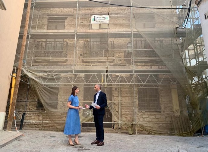 Los delegados territoriales Cristina Casanueva y Eduardo Lucena en la casa de la calle Saravia, 2, adquirida por la parroquia de San Nicolás para convertirla en Casa Museo de la Hermandad de La Sentencia.