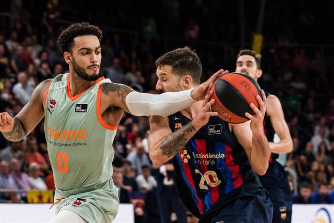 Markus Howard ante Nico Laprovittola en un Bara-Cazoo Baskonia de Liga Endesa