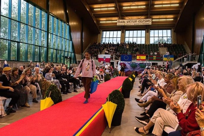 Desfile solidario contra el acoso escolar en Torrelavega