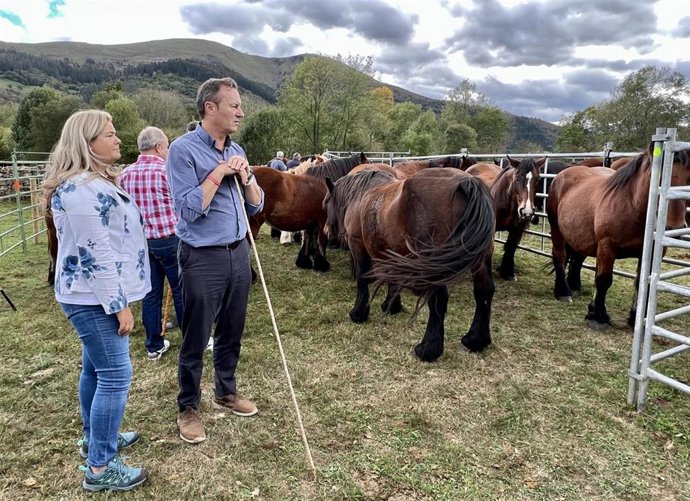 El consejero de Desarrollo Rural, Ganadería, Pesca, Alimentación y Medio Ambiente, Guillermo Blanco, en la feria ganadera de Cabuérniga