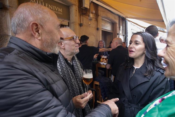 La líder de Ciudadanos, Inés Arrimadas (d), conversa con vecinos del casco histórico de Lugo, a 22 de octubre de 2022, en Lugo, Galicia (España). Durante su visita a Lugo, Arrimadas ha aprovechado para lanzar a Olga Louzao como candidata a la alcaldía d