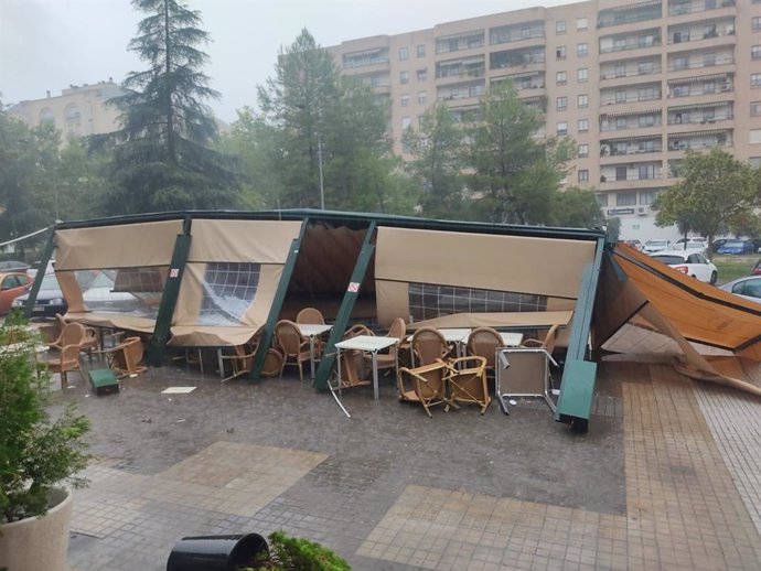 Daños materiales provocados por la lluvia y el viento en la ciudad de Badajoz.