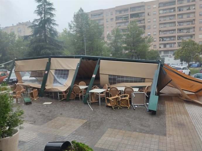 Daños materiales provocados por la lluvia y el viento en la ciudad de Badajoz.