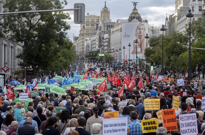Cientos de personas durante una manifestación para pedir una sanidad madrileña pública, universal y de calidad, en la calle de Alcalá, a 22 de octubre de 2022, en Madrid (España). Más de una treintena de entidades vecinales, sociales, y profesionales de