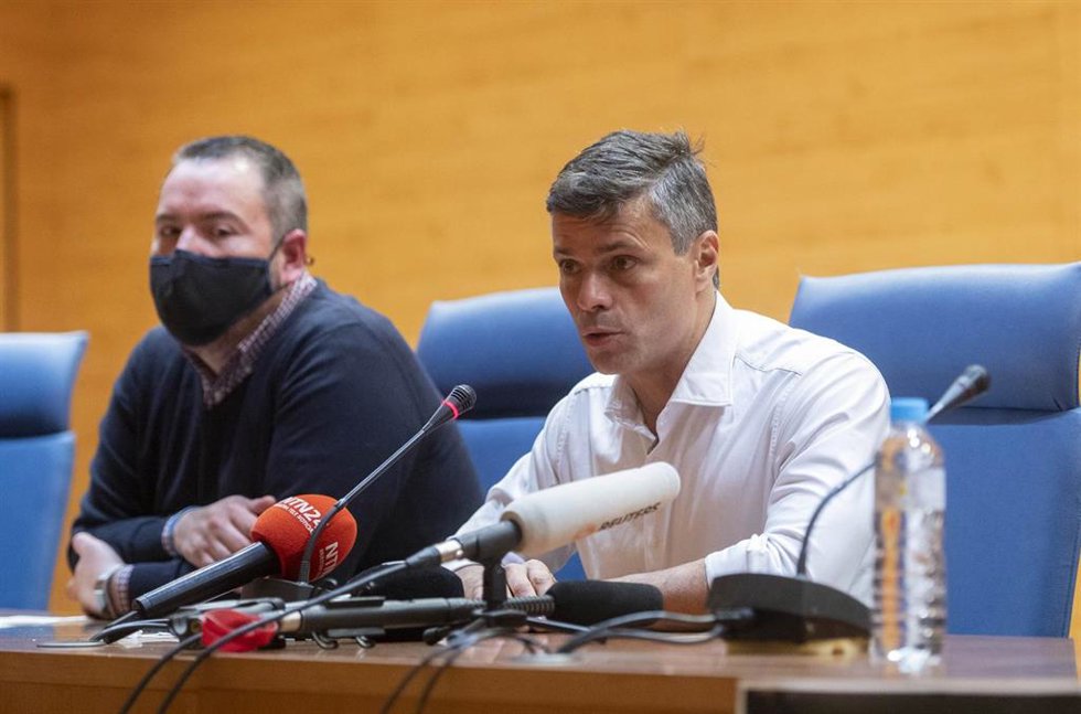 Archivo - El dirigente opositor venezolano, Leopoldo López (1d), durante la celebración de un acto en la Universidad Complutense en 2021.