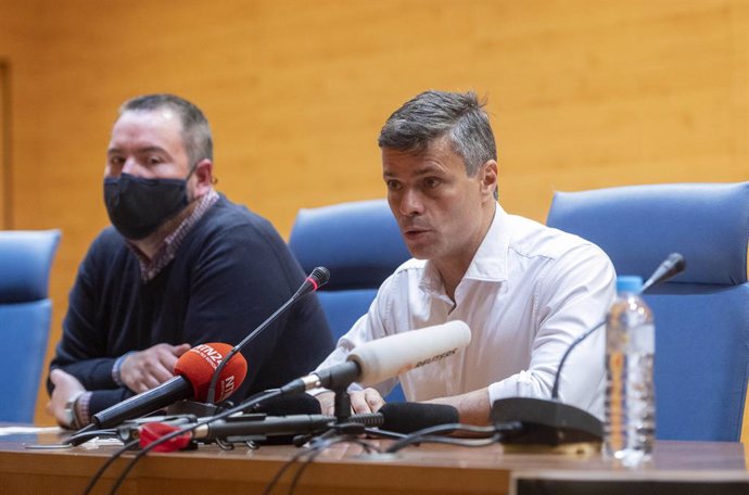 Archivo - El dirigente opositor venezolano, Leopoldo López (1d), durante la celebración del acto estudiantil 'Voces de la Represión' del evento de Libertad Sin Ira UCM en la Facultad de Ciencias Políticas y Sociología de la Universidad Complutense, a 13