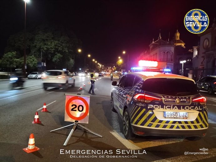 Control de alcoholemia de la Policía Local en el Paseo Colón de Sevilla.