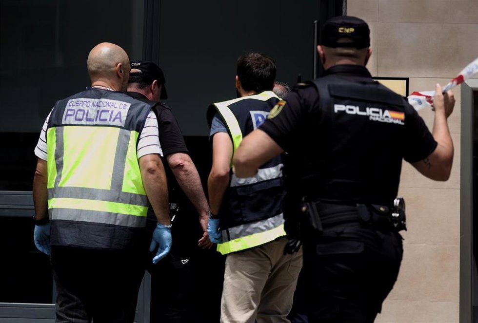 Archivo - Recurso de varios agentes trabajan , en la calle Serrano, a 20 de junio de 2022, en Madrid (España). El h
