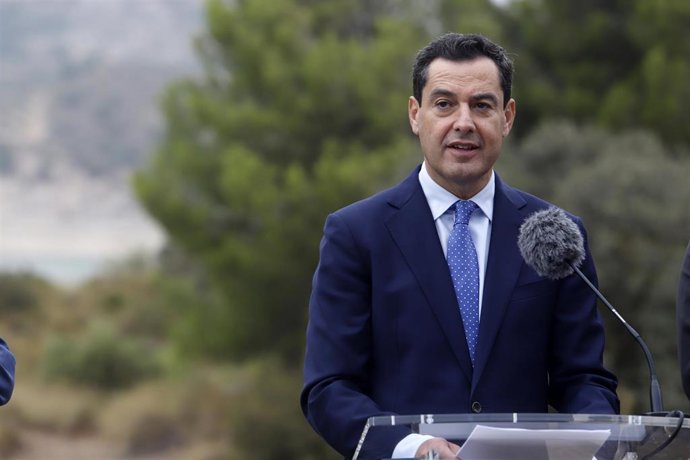 El presidente de la Junta de Andalucía, Juanma Moreno, atiende a los medios de comunicación durante la inauguración del Centro de recepción de visitantes del Caminito del Rey, a 20 de octubre de 2022, en Málaga (Andalucía, España).El Caminito del Rey es