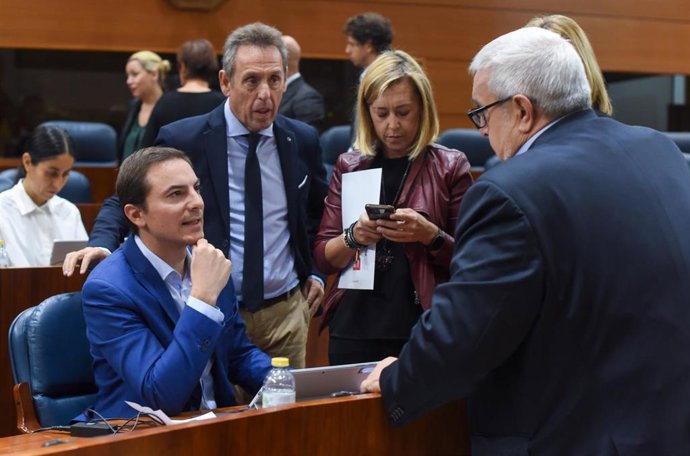 El secretario general del PSOE madrileño, Juan Lobato (1i), y el diputado de su grupo, Fernando Fernández Lara (2i), en una sesión plenaria en la Asamblea de Madrid, a 20 de octubre de 2022, en Madrid (España). 