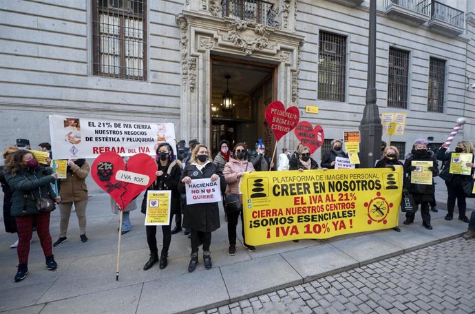 Archivo - Imagen de archivo. Representantes de la Alianza Empresarial por la Bajada del IVA a la imagen Personal y todas las asociaciones, federaciones y grupos que la integran, en una manifestación de la plataforma de imagen personal Creer en nosotros