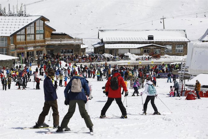 Archivo - Imagen de archivo de la estación de Sierra Nevada en Granada