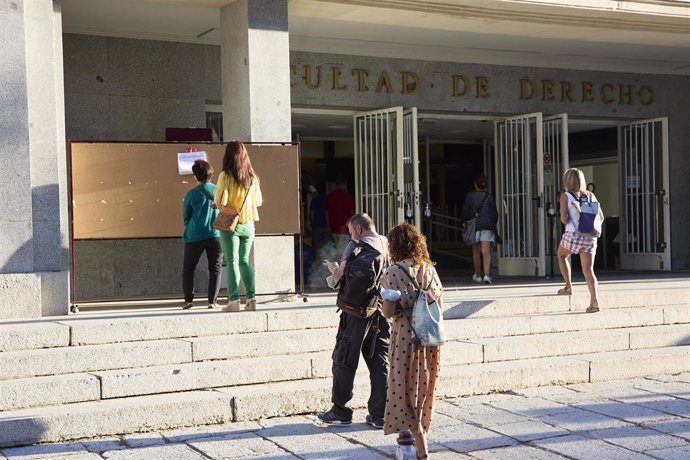 Archivo - Varias personas a la entrada de la Facultad de Derecho de la Universidad Complutense de Madrid 