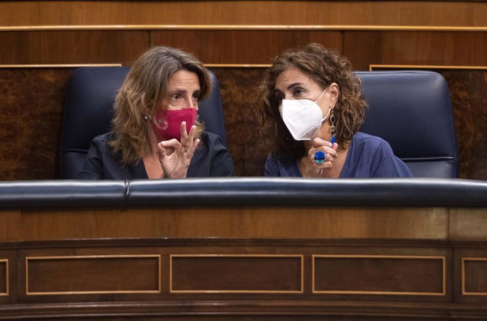 Archivo - La vicepresidenta tercera y ministra para la Transición Ecológica y el Reto Demográfico, Teresa Ribera (i) y la ministra de Hacienda y Función Pública, María Jesús Montero (d), durante una sesión plenaria en el Congreso 