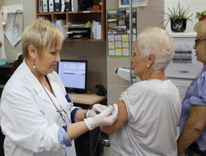 Archivo - Vacuna gripe en imagen de archivo  