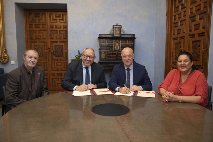 En el centro de la imagen, el rector de la UCO, Manuel Torralbo, y el presidente de la Diputación cordobesa, Antonio Ruiz.